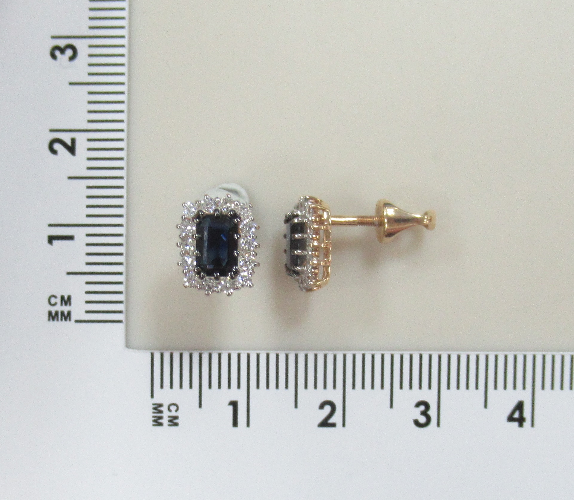 Золотые серьги-пусеты 585 пробы; родий (бел.,черн.); вставки 28 Бр.Кр-57 3/6А 0,442; 2 Сапфир 2/2 1,